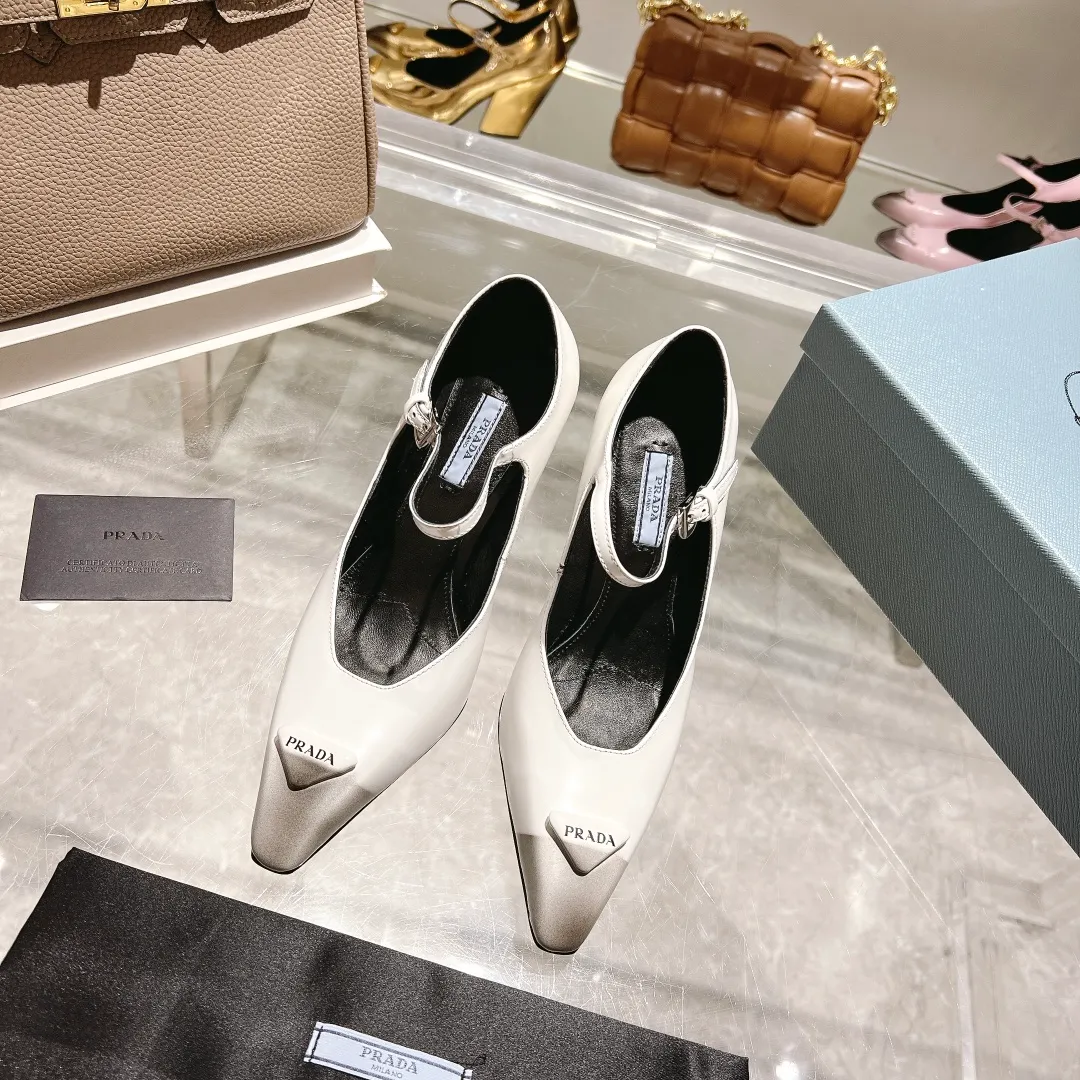 👟👟Ex-factory price 600👟👟 🏧🏧 PRADA ²⁰²²𝐬𝐬Prada’s new product, prada22/23ss “T-stage show style”, the most popular large block heels and wedge-heeled shoes in the ordering conference, (original top-grade open-edge beaded cowhide leather, 3D electronic spray painting color effect. 2 styles are grandly launched.) ——————————————————❣️ The 2022S/23S PRADA autumn and winter new styles are so good-looking. Internet celebrities from all over the world have planted popular models, awakening the imagination of skirt trains, corset ribs and corset curves, streamlined to the extreme ~ super hot series of hot products, iconic logo small leather bag with buckle.  Prada spring 2022's latest electronic inkjet technology, coupled with a small square toe, allows the autumn and winter models to evolve the same look, showing two different styles through different makeup, hair and body shapes with 8.5cm thick heels. Autumn singles and boots are equally charming, and the styles presented are also wonderful!  This season's Prada styles are simpler in design than before. They don't deliberately pursue a trendy or sporty feel. The overall look is natural, and the colors are not too bright. They are so beautiful when paired with a large pointed wedge heel. 😋The original shoes are developed and purchased from Italian counters, and are reproduced 1:1 according to the original taste. The sloped block heel and concave and convex shape are the same as the original. 💛❤️ ⚛ Mixed sheepskin lining is breathable and comfortable, genuine leather outsole ⚛Ready for sale Size: 35-39 (40 customized) ⚛Multiple colors, all official colors can be produced.
